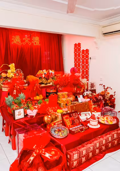 過大禮 GuoDaLi neon light sign over a red-draped betrothal gift table with double happiness decorations