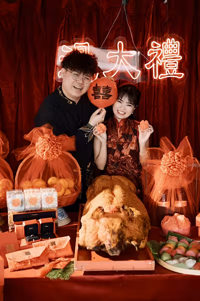 过大礼 GuoDaLi neon light sign against red velvet backdrop above a traditional betrothal gift display table